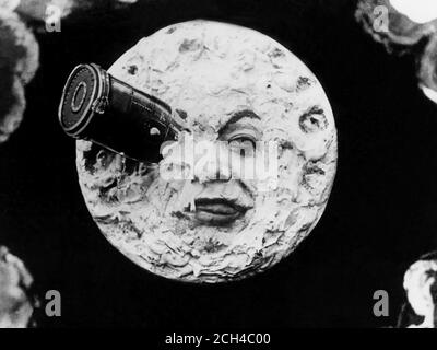 1902 , FRANCE : The movie A TRIP TO THE MOON (  LE VOYAGE DANS LA LUNE - Viaggio nella Luna ) by celebrated french movie director GEORGES MELIES ( Méliès , 1861 - 1938 ). Stop-frame from the movie cell . - CINEMA MUTO - SILENT MOVIE - FILM - LUNA - FANTASCIENZA - OCCHIO - EYE - SCIENCE FICTION - navicella spaziale --- Archivio GBB Stock Photo