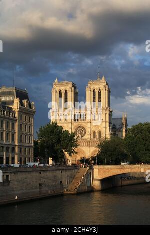 West facade of Notre Dame Cathedral in Île de la Cité, 4th arrondissement, Paris, France Stock Photo