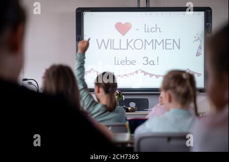 Hemmingen, Germany. 14th Sep, 2020. 'Welcome dear 3a' is written on a whiteboard on the first day of the new school year in a primary school. Under exceptional circumstances and uncertain omens, 1.5 million students and more than 135,000 teachers start into a new school year. Credit: Sebastian Gollnow/dpa/Alamy Live News Stock Photo