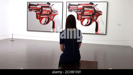 WARHOL、Gun、希少画集画、新品額装付 a-woman-looks-at-gun-1981-