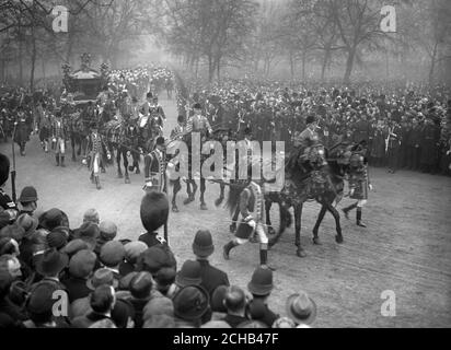 King George V and Queen Mary in the State Coach passing into Whitehall from the Mall. Stock Photo