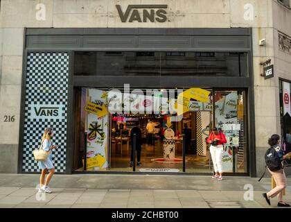 modtage hypotese Konkurrencedygtige Vans Store Stock Photo - Alamy