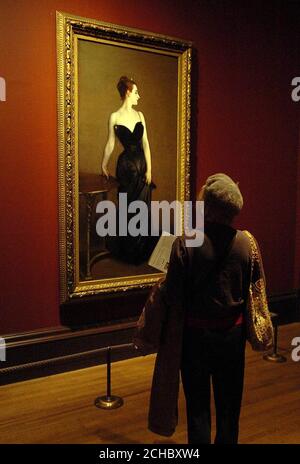 A woman views Portrait of Madame X by John Singer Sargent, Monday February 20, 2006, which is on show at the Americans in Paris 1860 - 1900 exhibition in the National Gallery, London. PRESS ASSOCIATION Photo. Photo credit should read: Michael Stephens/PA. Stock Photo