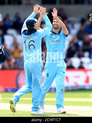 England's Mark Wood (right) celebrates taking the wicket of Sri Lanka's Isuru Udana during the ICC Cricket World Cup group stage match at Headingley, Leeds. Stock Photo