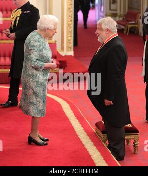 Sir Simon Russell Beale is made a Knight Bachelor of the British Empire by Queen Elizabeth II at Buckingham Palace. Stock Photo