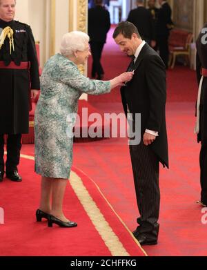 Edward 'Bear' Grylls from Ramsbury is made an OBE (Officer of the Order of the British Empire) by Queen Elizabeth II at Buckingham Palace. Stock Photo