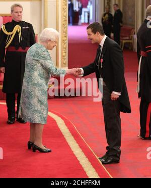 Edward 'Bear' Grylls from Ramsbury is made an OBE (Officer of the Order of the British Empire) by Queen Elizabeth II at Buckingham Palace. Stock Photo