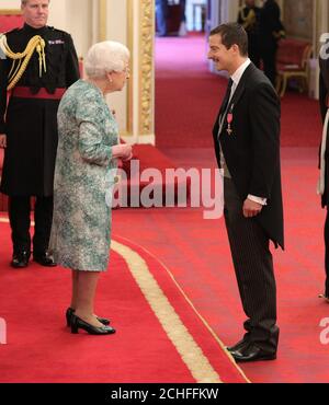 Edward 'Bear' Grylls from Ramsbury is made an OBE (Officer of the Order of the British Empire) by Queen Elizabeth II at Buckingham Palace. Stock Photo