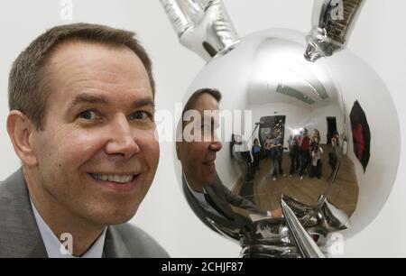 Artist Jeff Koons posing next to his work 'Rabbit' (1986), during a press preview of the exhibition Pop Life: Art in a Material World, at Tate Modern in London. Stock Photo