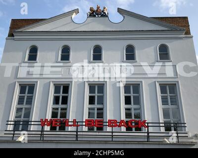 The Old Vic theatre in London, closed since 16th March 2020 as a result of the COVID-19 pandemic. A neon sign proclaims ‘We’ll be back’ Stock Photo