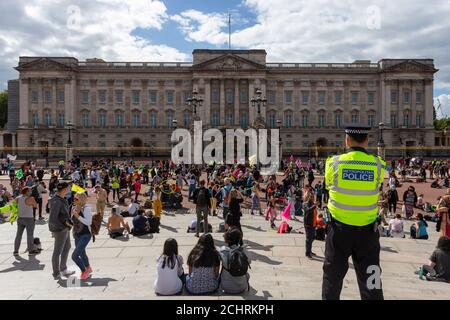 A police officer stands watch at a 'Discobedience' Extinction Rebellion demonstration, Buckingham Palace, London, 5 September 2020 Stock Photo