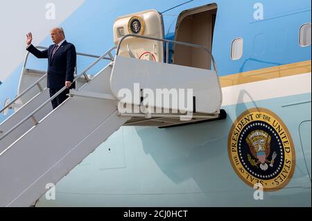Sacramento, CA, USA. 14th Sep, 2020. President Donald Trump arrives to meets with California Gov. Gavin Newson and officials to discuss recent wildfires in the western states at Sacramento McClellan Airport on Monday, Sep 14, 2020 in Sacramento. Credit: Paul Kitagaki Jr./ZUMA Wire/Alamy Live News Stock Photo