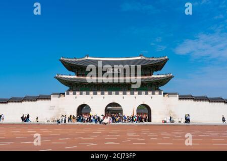 Tourists visiting Gwanghwamun Gate at Gyeongbokgung Palace in Seoul Stock Photo