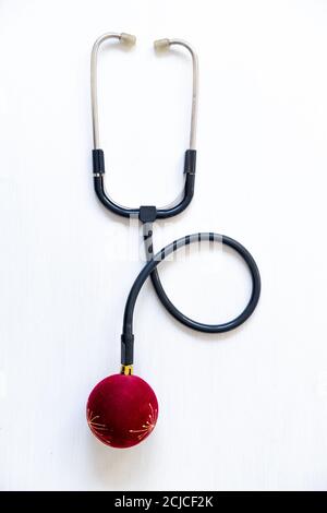 composition verticale médicale de noël nouvel an avec stéthoscope