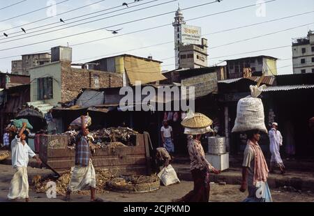 24.05.2005, Dhaka, Bangladesh, Asia - An everyday street scene with people and buildings in the centre of the South Asian capital city. Stock Photo