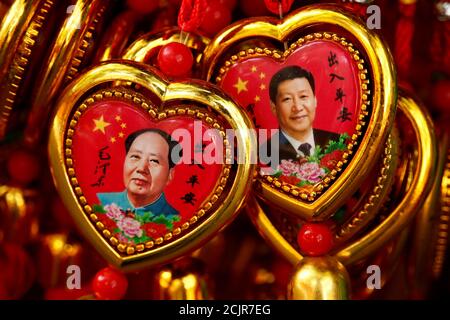 Souvenirs featuring portraits of China's late Chairman Mao Zedong and China's President Xi Jinping are seen at a shop near the Forbidden City in Beijing, China, September 9, 2016. REUTERS/Thomas Peter