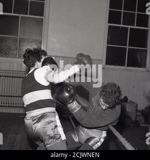 1960s, historical, boxing at a youth club, Bowhill, Scotland. The Cardenen Amateur Boxing Club began in the pit village in 1919 just after WW1 to enable young people learn the skills of the noble art and was known at this time as the Bowhill Miners Welfare Boxing Club. to Stock Photo