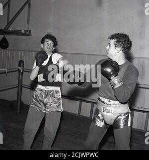 1960s, historical, boxing at a youth club, Bowhill, Scotland. The Cardenen Amateur Boxing Club began in the pit village in 1919 just after WW1 to enable young people learn the skills of the noble art and was known at this time as the Bowhill Miners Welfare Boxing Club. to Stock Photo