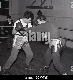 1960s, historical, boxing at a youth club, Bowhill, Scotland. The Cardenen Amateur Boxing Club began in the pit village in 1919 just after WW1 to enable young people learn the skills of the noble art and was known at this time as the Bowhill Miners Welfare Boxing Club. to Stock Photo