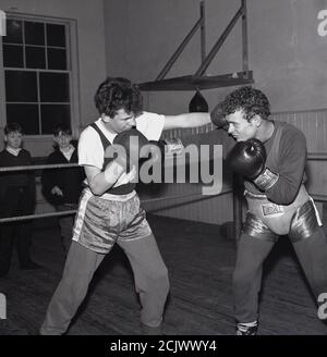 1960s, historical, boxing at a youth club, Bowhill, Scotland. The Cardenen Amateur Boxing Club began in the pit village in 1919 just after WW1 to enable young people learn the skills of the noble art and was known at this time as the Bowhill Miners Welfare Boxing Club. to Stock Photo