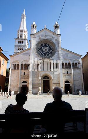 Silhouette of senior couple in front of Cathedral of Modena, Emilia-Romagna, Italy, Europe. Stock Photo
