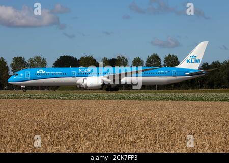 Amsterdam, Netherlands. 28th July, 2020. A KLM Royal Dutch Airlines, Boeing 787-10 dreamliner taxiing at Amsterdam Schiphol airport. Credit: Fabrizio Gandolfo/SOPA Images/ZUMA Wire/Alamy Live News Stock Photo