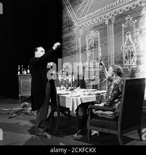 Freddie Frinton als Butler James und May Warden als Miss Sophie bei Proben für den Sketch 'Dinner for One oder Der 90. Geburtstag' als Fernsehproduktion des NDR in Hamburg am 7. März 1963, Deutschland 1960er Jahre. Stock Photo