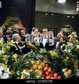 Georg Mariscka als Ministerpräsident und Hans Zischler als Josef Geisshofer in Kir Royal, Folge 3: Das Volk sieht nichts,  Regie: Helmut Dietl, 1986. Georg Mariscka as Prime Minister and Hans Zischler as Josef Geisshofer in Kir Royal, Episode 3: Das Volk sieht nichts, Director: Helmut Dietl, 1986. Stock Photo