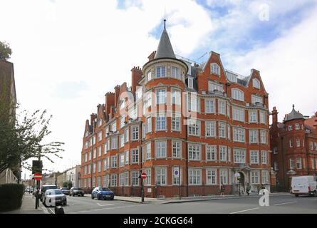 Exterior view of Eaton Mansions, Sloane Square, London, UK. A typical London 1930s-built apartment block. Exclusive flats in the heart of Chelsea. Stock Photo
