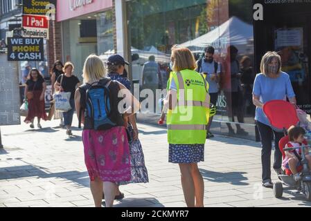 St Albans, Hertfordshire, England, 16th September 2020, Community support officers and police advice people in St Albans of a rise in Covid-19 Coronavirus cases on the high street Credit: Tom Holt/Alamy Live News Stock Photo