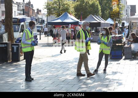 St Albans, Hertfordshire, England, 16th September 2020, Community support officers and police advice people in St Albans of a rise in Covid-19 Coronavirus cases on the high street Credit: Tom Holt/Alamy Live News Stock Photo