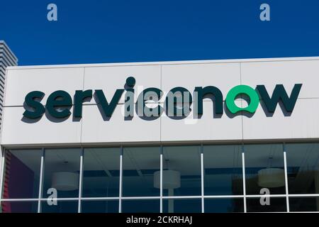 ServiceNow logo atop of American cloud computing company global headquarters campus in Silicon Valley, high-tech hub of San Francisco Bay Area - Santa Stock Photo