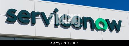 ServiceNow logo atop of American cloud computing company global headquarters campus in Silicon Valley, high-tech hub of San Francisco Bay Area - Santa Stock Photo