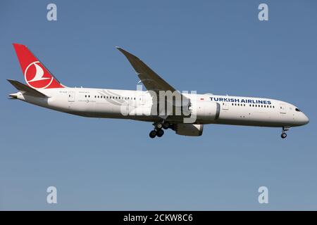 An Turkish Airlines Boeing 787 lands at London Heathrow Airport ...