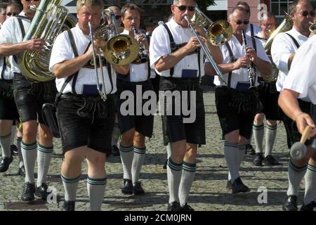 Peine; Outdoor brass band in a Tyrolean costume. Blaskapelle im Freien in einem Tiroler Kostüm. Orkiestra dęta w stroju tyrolskim. 提洛爾服裝的戶外銅管樂隊。