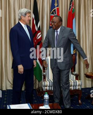 U.S. Secretary of State John Kerry (L) talks to Kenya's President Uhuru Kenyatta when before their bilateral talks at the State House in Kenya's capital Nairobi, August 22, 2016. REUTERS/Thomas Mukoya