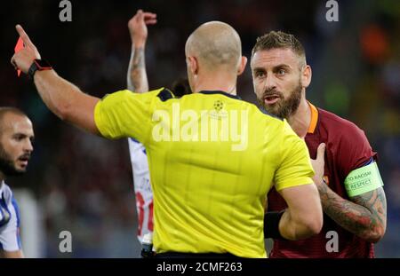Football Soccer - AS Roma v FC Porto - UEFA Champions League Qualifying Play-Off Second Legs - Olympic stadium, Rome, Italy - 23/8/2016. AS Roma's Daniele De Rossi talks with referee Szymon Marciniak of Poland after receiving a red card against FC Porto. REUTERS/Max Rossi