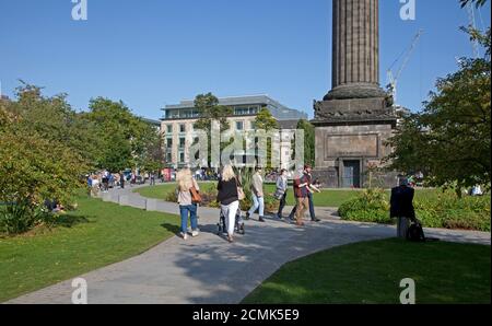 Edinburgh city centre, Scotland, UK. 17 September 2020.  Afternoon temperature17 degrees making it ideal weather for relaxing in the the city centre green spaces. Pictured: St Andrews Square gardens. Credit: Arch White/ Alamy Live News. Stock Photo