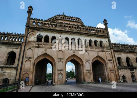 A very large building with a massive entrance photo – Free India Image on  Unsplash