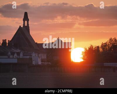 Sheerness, Kent, UK. 17th September, 2020. UK Weather: sunset in Sheerness, Kent.  Credit: James Bell/Alamy Live News Stock Photo