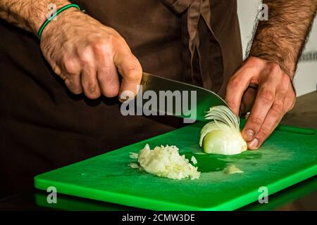 Laszlo Papdi makes the chef's knife Chroma Type 301 fit for the first cutting exercise. The classic is waiting: the onion. Whether cutting an onion is tearful or tear-free depends to a large extent on the cutting technique and the sharpness of a knife