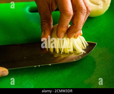 Laszlo Papdi makes the chef's knife Chroma Type 301 fit for the first cutting exercise. The classic is waiting: the onion. Whether cutting an onion is tearful or tear-free depends to a large extent on the cutting technique and the sharpness of a knife