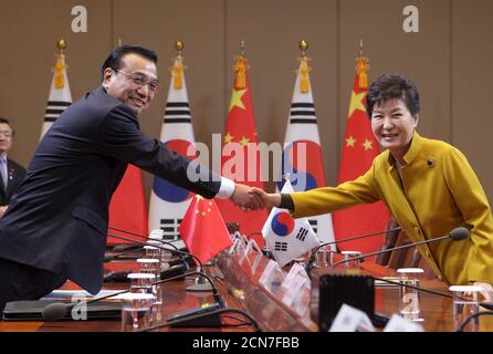 South Korean President Park Geun-hye (R) and Chinese Premier Li Keqiang shake hands during a meeting at the presidential Blue House in Seoul, South Korea October 31, 2015. REUTERS/Chung Sung-Jun/Pool