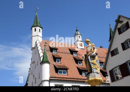Market fountain with knight figure, behind it the historic town hall in the old town, Biberach Stock Photo