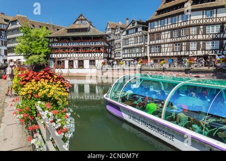 Excursion boat on River Ill, Maison des Tanneurs, La Petite France, UNESCO World Heritage Site, Strasbourg, Alsace, France, Europe Stock Photo