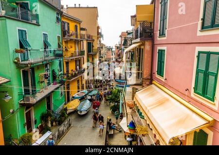 Overlooking the beautiful and busy road Via Renato Birolli with its colourful houses on each side in Manarola, the second-smallest of the famous... Stock Photo