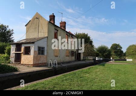 Grants lock 30 Listed Building. Burnt out lock keepers house fire ruins. This building had a unique look on The Oxford Canal. Oxfordshire. England Stock Photo