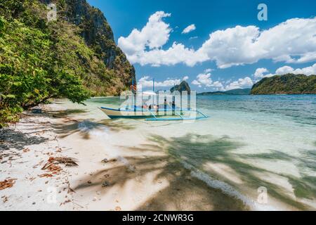 El Nido, Palawan, Philippines. Boat moored at tropical solitude secluded beach. Stock Photo