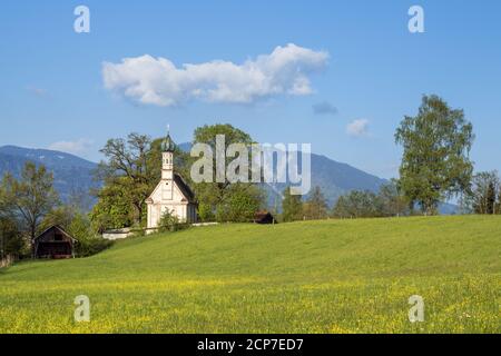 Ramsachkirche am Murnauer Moos with a view of the Hörnle in the Ammergau Alps, Murnau am Staffelsee, Upper Bavaria, Bavaria, Southern Germany, Germany Stock Photo