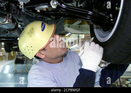 Chung Soo-hoon, an engineer at South Korea's Samsung Motors check a SM520  sedan on an assembly line in Pusan April 27. [French carmaker Renault SA  signed the contract on Thursday in Pusan